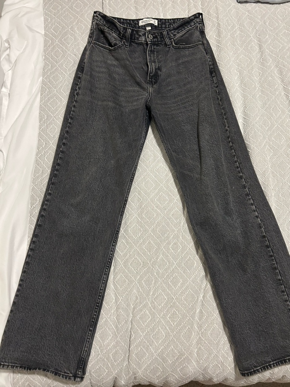 NWOT Abercrombie Curve Love High Rise 90’s Relaxed Jean - Size 28 - Dark Grey